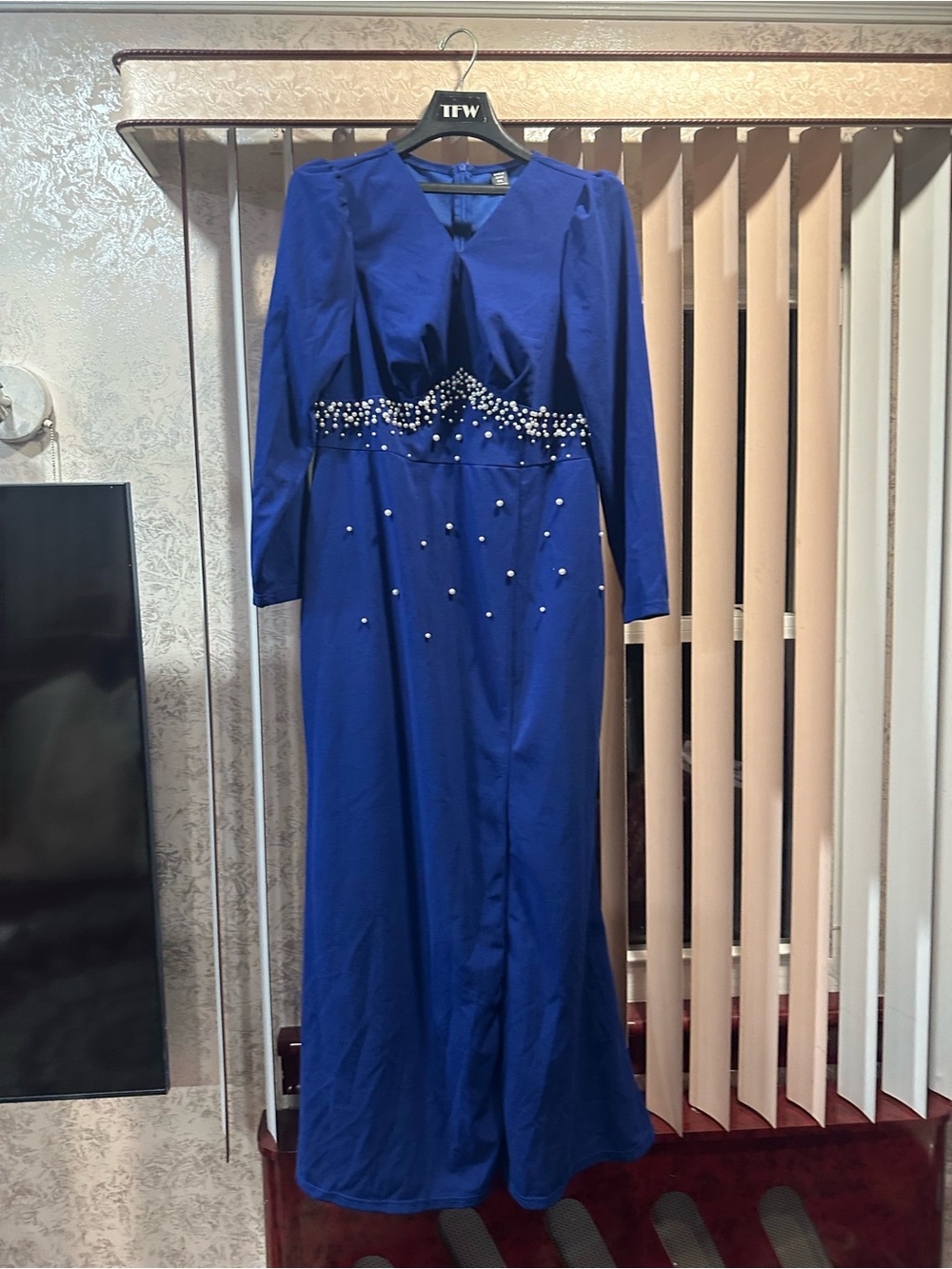 Elegant Royal Blue Long-Sleeve Evening Dress with Pearl Embellishments